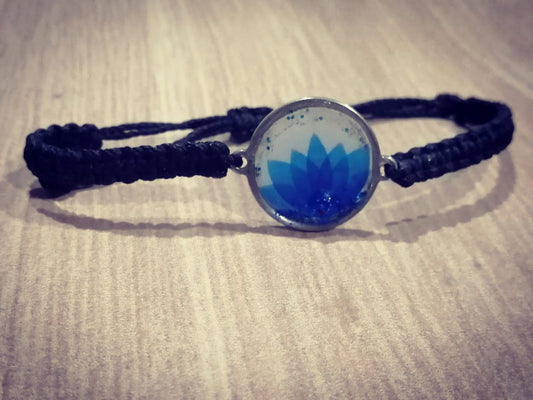 Pulsera tejida azul con Flor de Loto